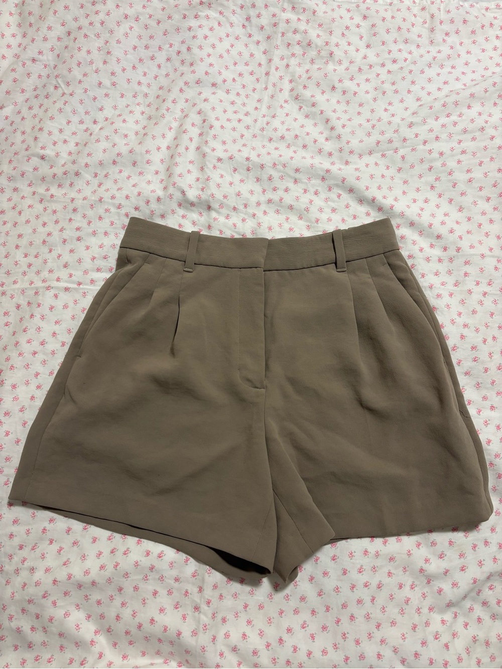 Aritzia Khaki Effortless Shorts Size 6 - Medium length